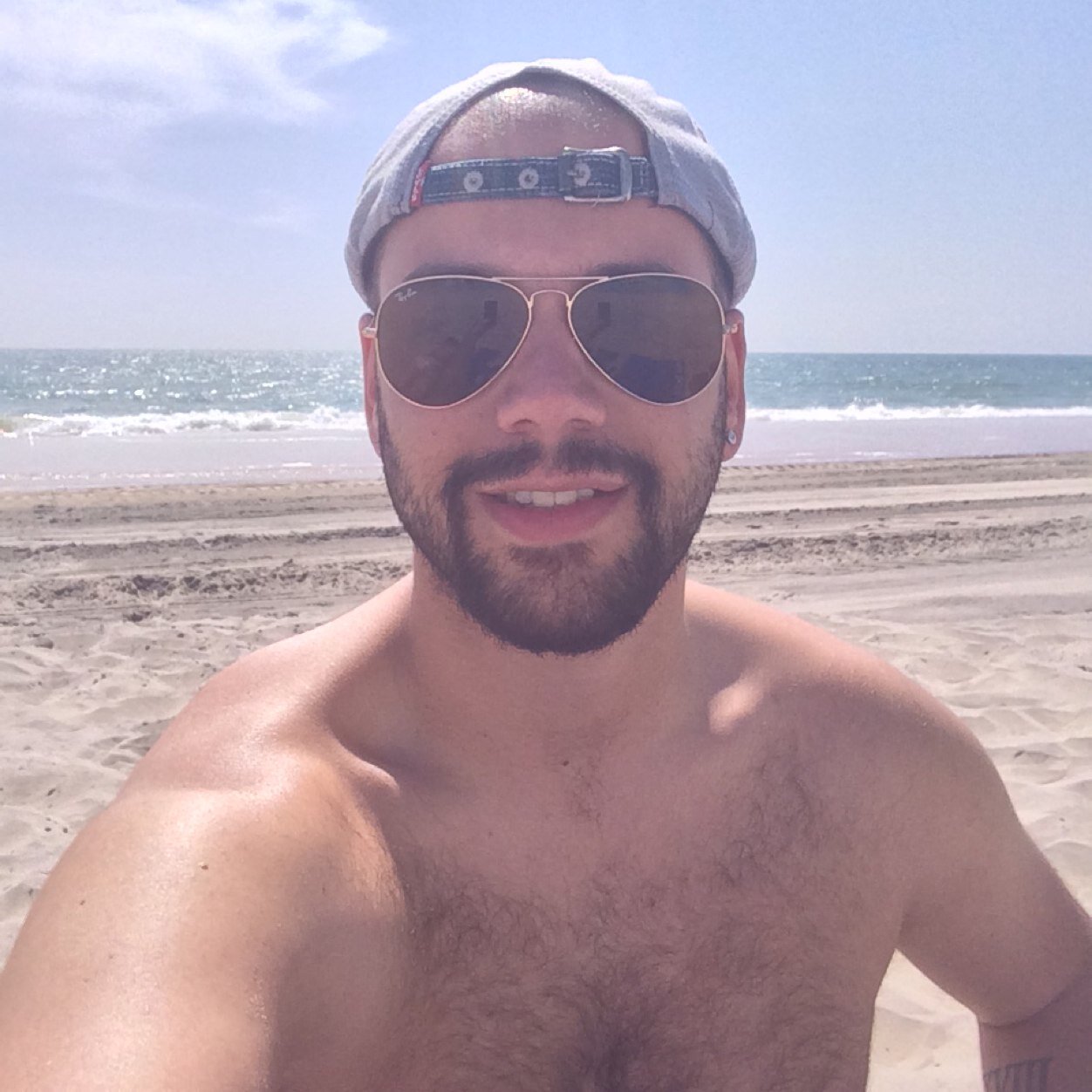 Tratando de averiguar qué se pierde antes, la esperanza o la razón. Filosóficamente, queriendo ser feliz cada vez que se me permite.