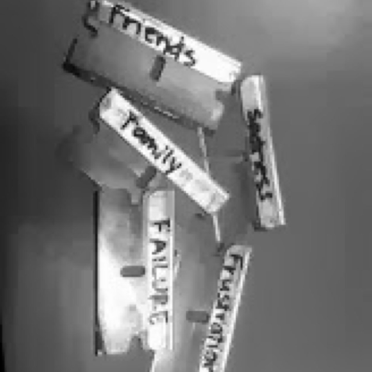 Tan joven...tan inutil para la sociedad...con una mente suicida