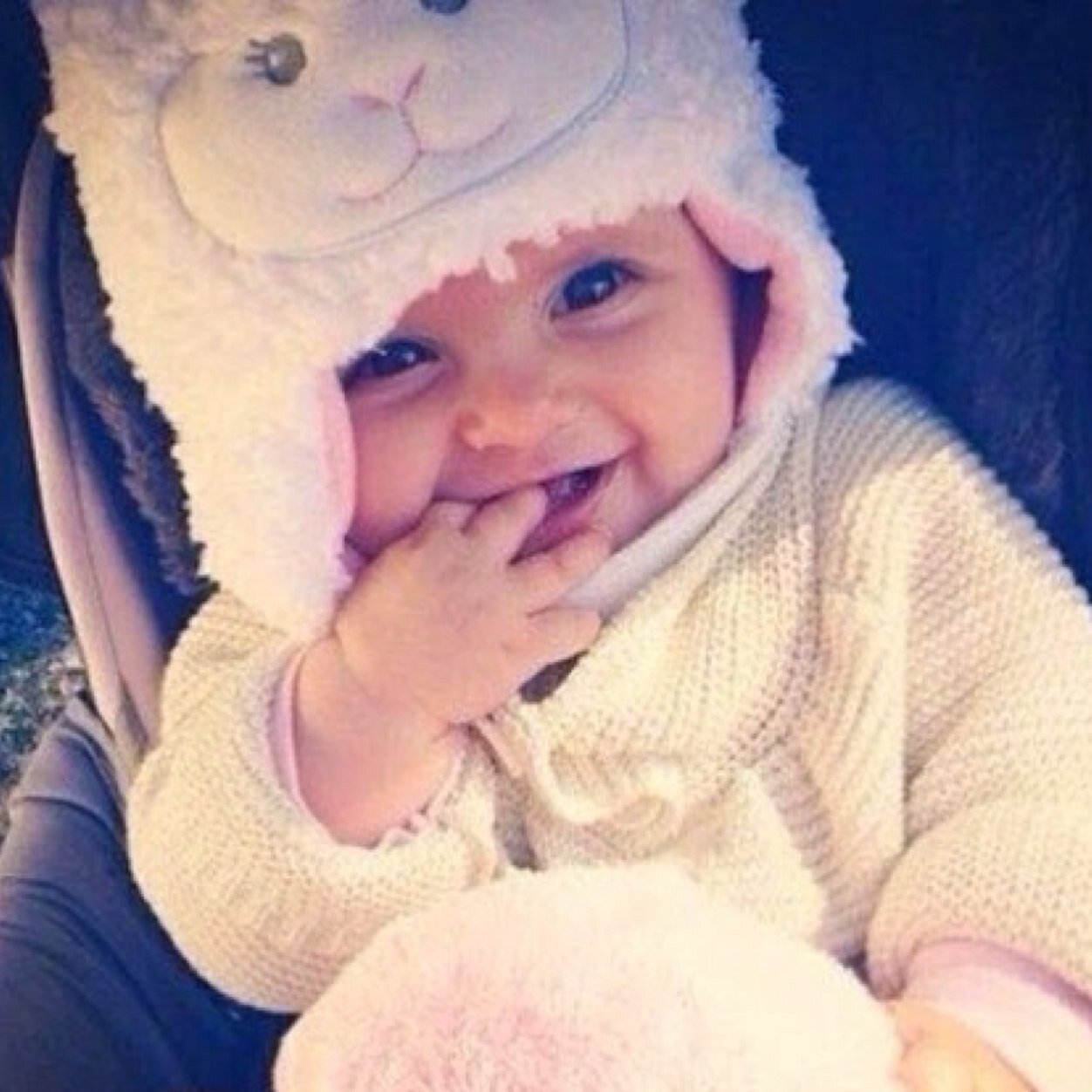 Daughter of @MusicLoverSelah and @cX_Jason_Xc • Queen of Hearts • Sassy but sweet at times • @The_Orphan_Dirt has captured my heart. • #Rp [Baby for a while]
