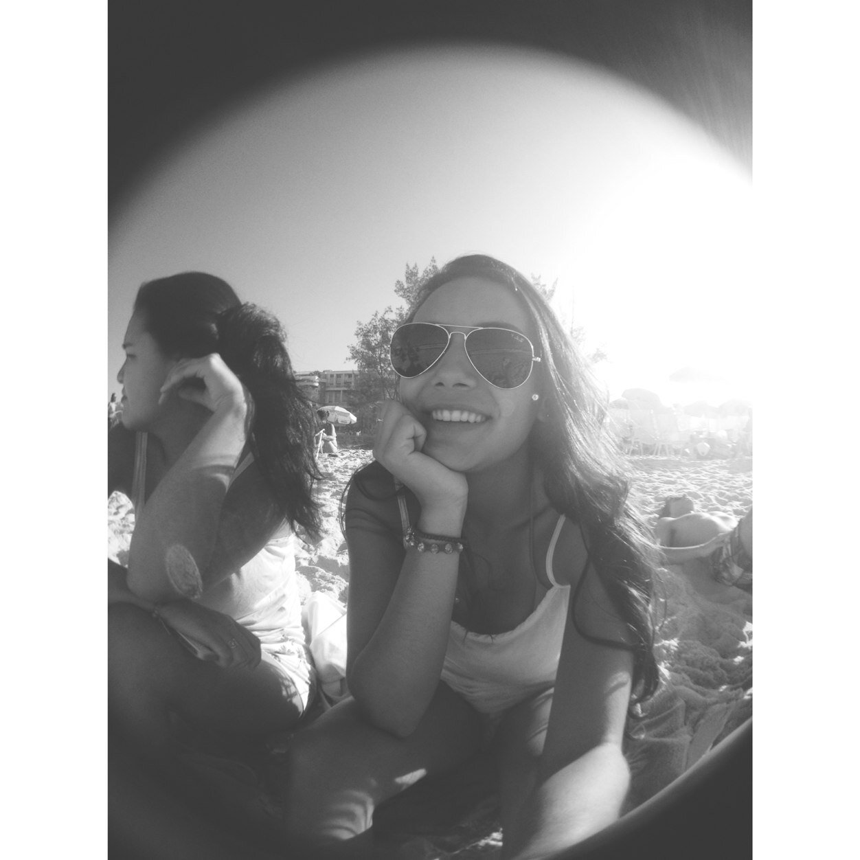 Que a gente tenha tudo o que precisa pra ser feliz, mas que saiba ser feliz com bem pouco.