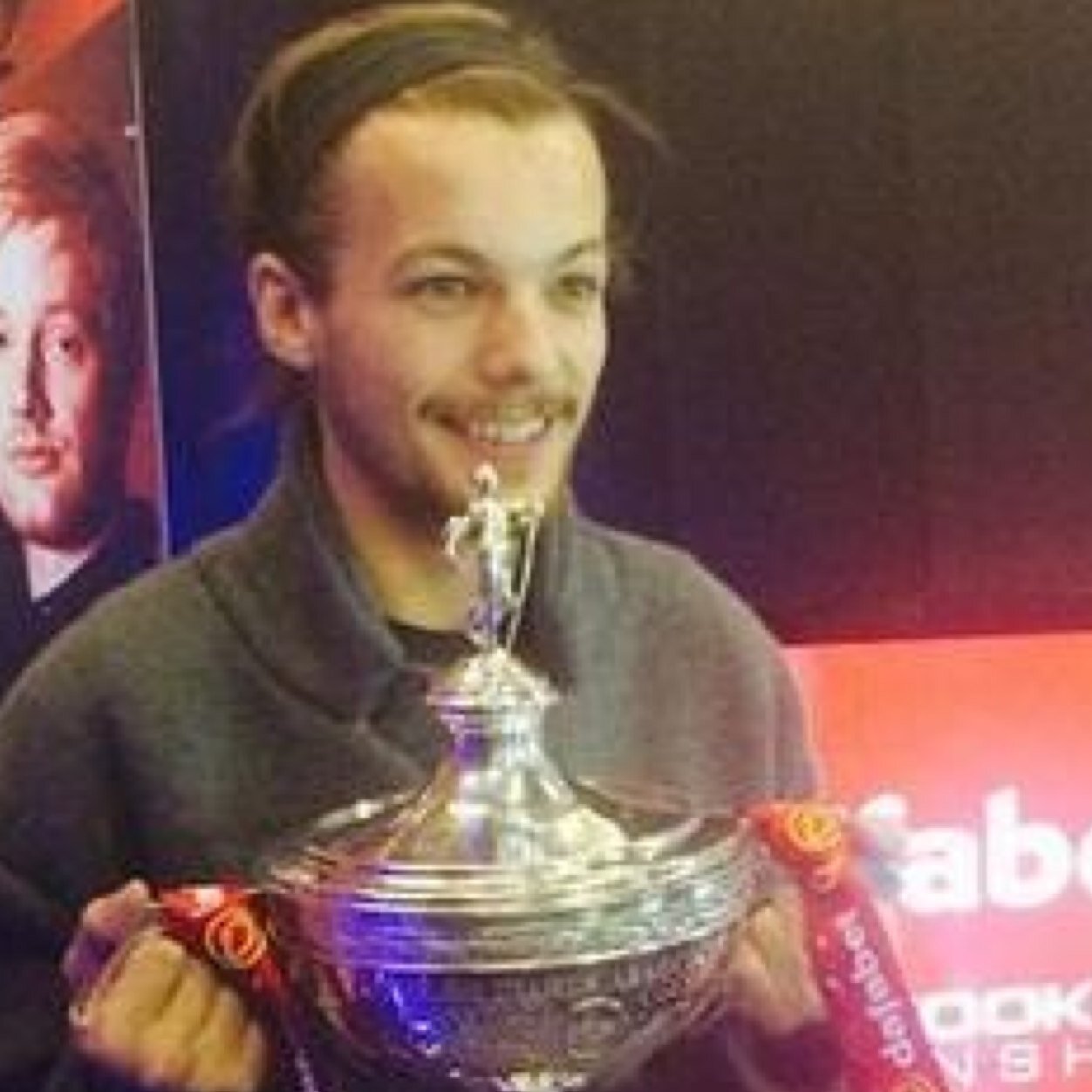 helping louis out while he grows his hair ! looove the fans so much ! i just love human beings ! happily sat upon THE place to be !