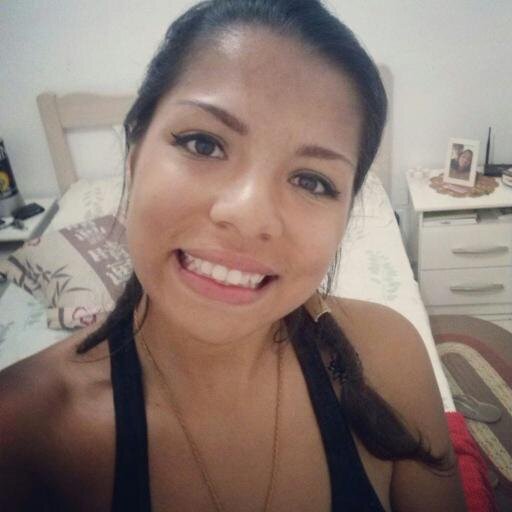 15 anos,capricorniana,corinthiana,feia,chata,simpática quase nunca,e distúrbios mentais são o seu forte...Mais conhecida como EU :3
