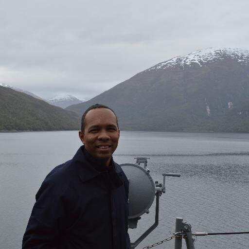 Gosto de informação. Gosto de estar sempre atualizado. Adoro estar sempre em comunicação.