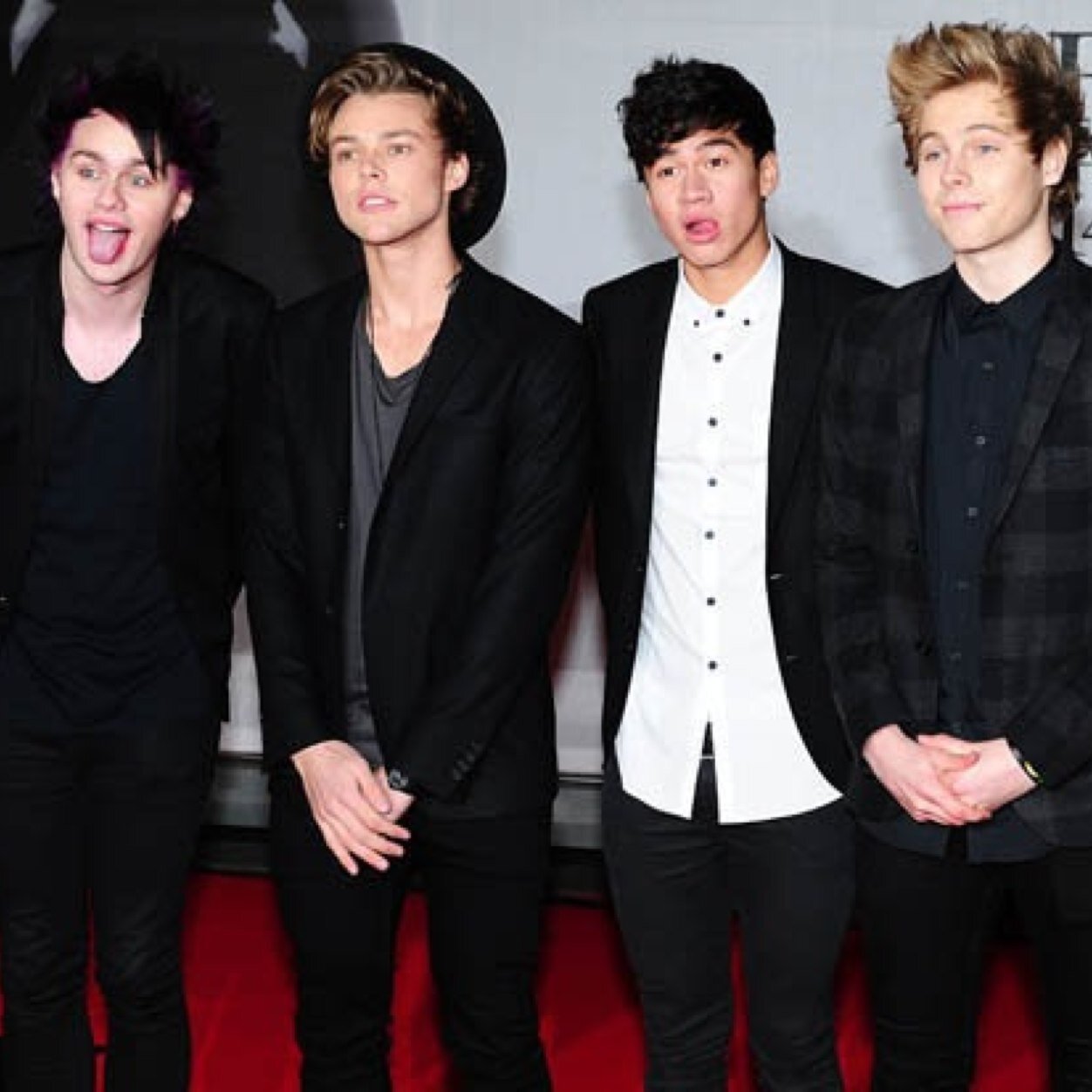 THE OFFICIAL 5 SECONDS OF SUMMER FAMILY Anybody who loves these boys as much as i do, join the family! Always follow back:-) personal account-@LukeHem_Nutella
