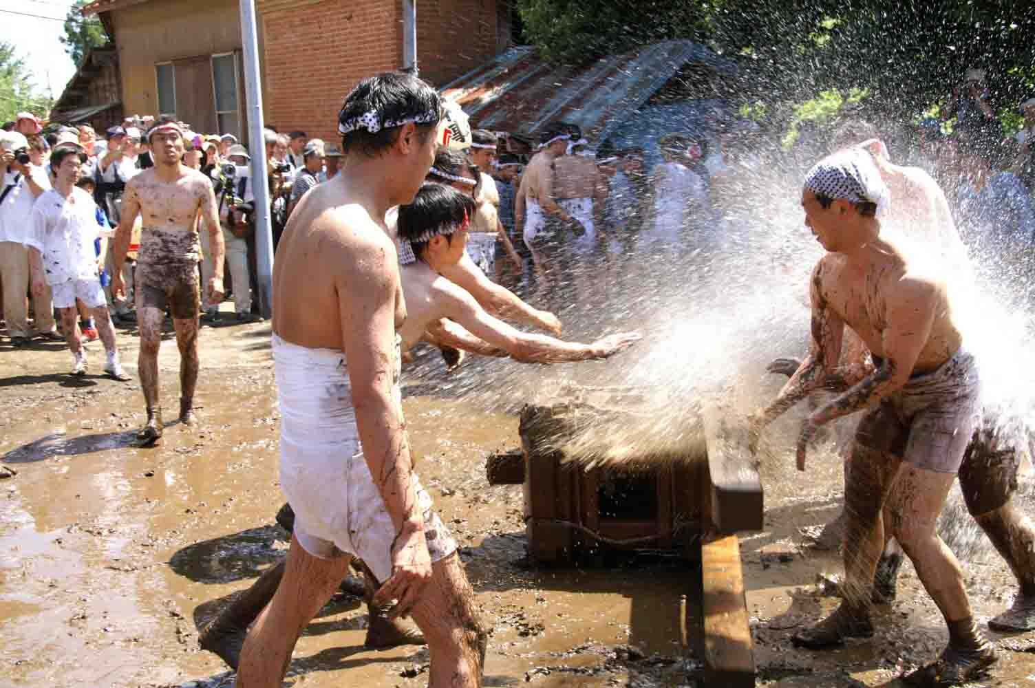 毎年７月。海の日の前の日曜に上尾市平方（ひらかた）の上宿（かみじゅく）地区で開かれる奇祭「どろいんきょ」の公式twitterです。神輿を泥の中で転がす日本で唯一の勇壮な祭。１９７３年に復活。埼玉県指定無形民俗文化財。ぜひとも見に来てください。上宿地区の住民が力を合わせて市民のみなさんとご一緒に祭り成功へ頑張っています。