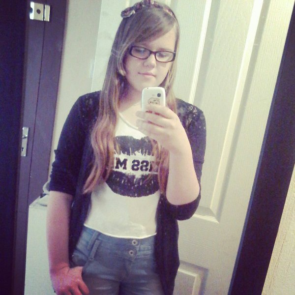 hi my name is kinga i in love with 5sos @ashton_irwin @luke_brooks janoskians :- P 1D R5 M:-)