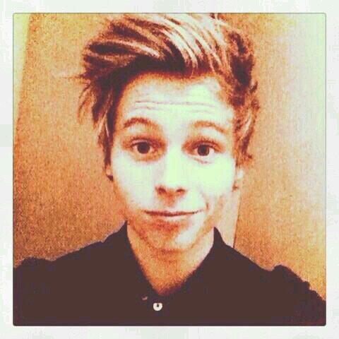 THIS IS A FREE FOLLOW. PLEASE FOLLOW MY FRIEND https://t.co/kMYqtbJl46 FOR ANYTHING RELATED TO 5SOS :))) ENJOY :) YOU CAN ASK HIM FOR A FOLLOW BACK :)