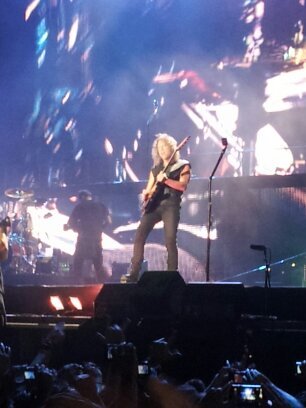 INSANITY LAUGHS UNDER PRESSURE WE´RE CRACKING
CAN´T WE GIVE OURSELVES ONE MORE CHANCE?