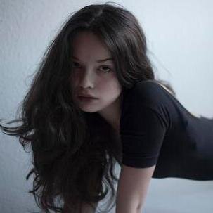 me meto en esta cuenta para desahogarme cada vez que recaigo en la anorexia, no promuevo ni romantizo