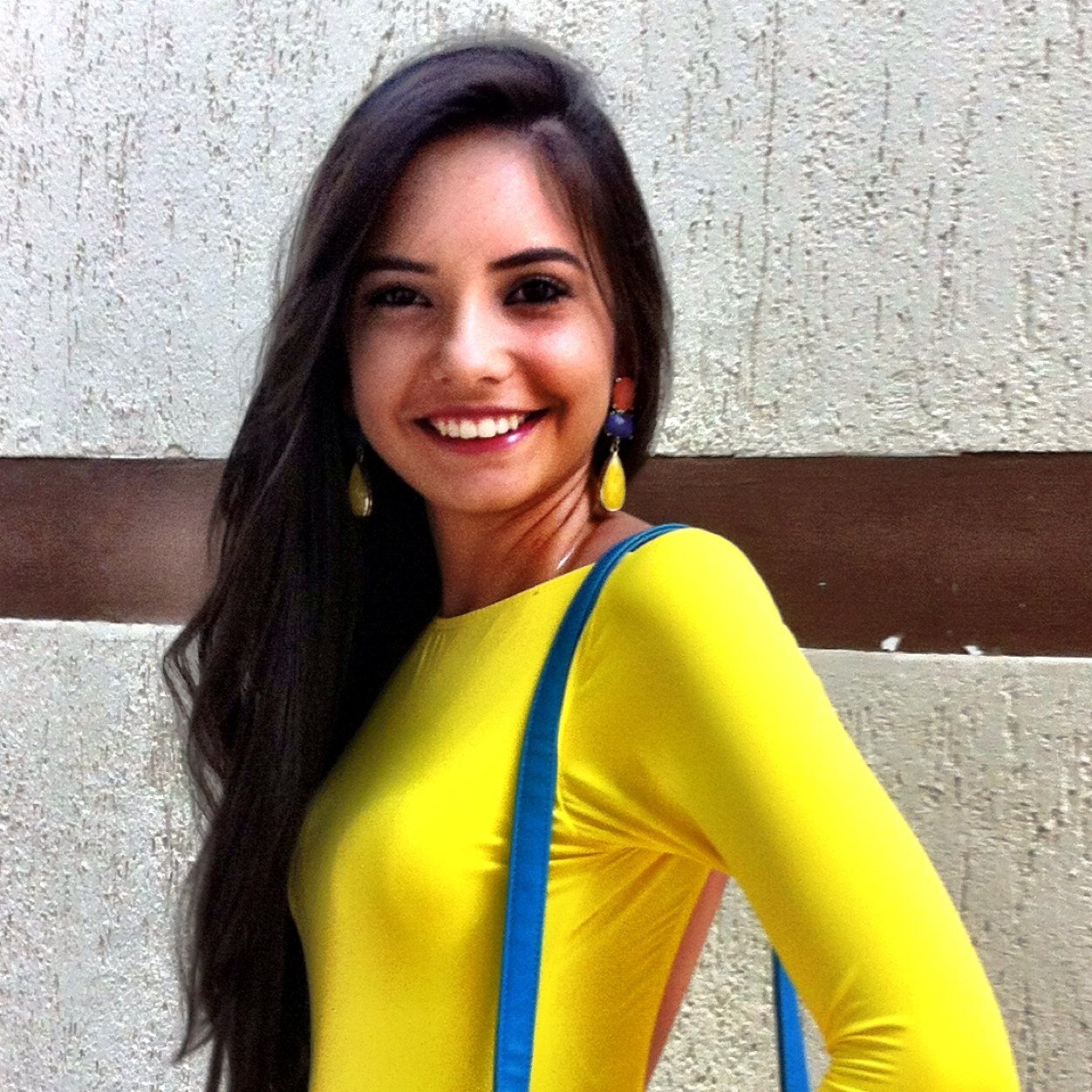 Amiga, Simpática, meiga, companheira, conselheira, flamenguista, um pouco estudiosa, meia estressada, ciumenta, complicada um pouco, e extremamente felizz (yn