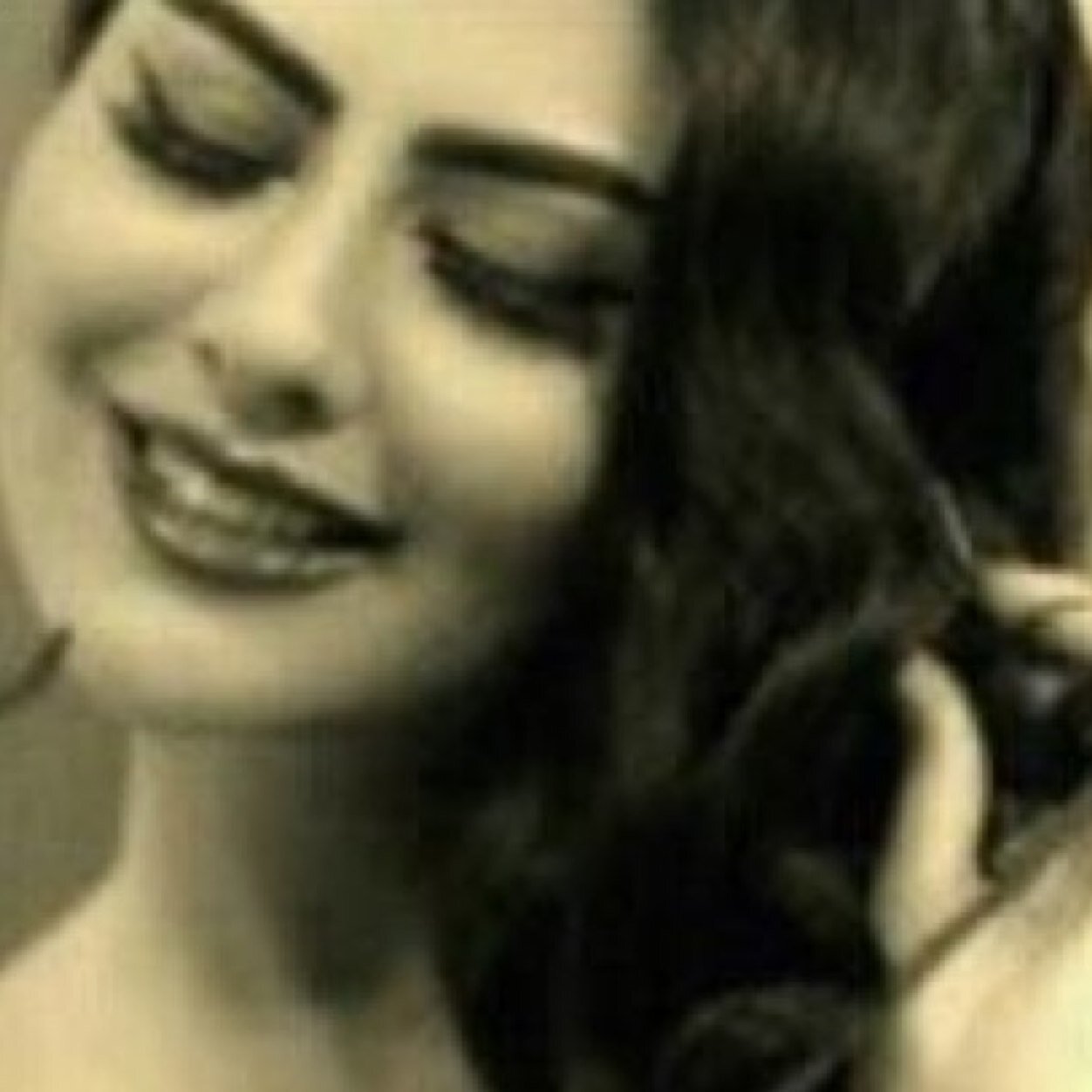 انا الحزينة حلمها في رجاها،، مااستسلمت لجروحها واسمها { حلم }