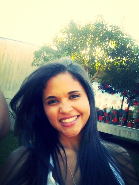 ,
,extrovertida,meiga,tímida,simpatica,16 anos,
MSN:christina.deby@hotmail.com