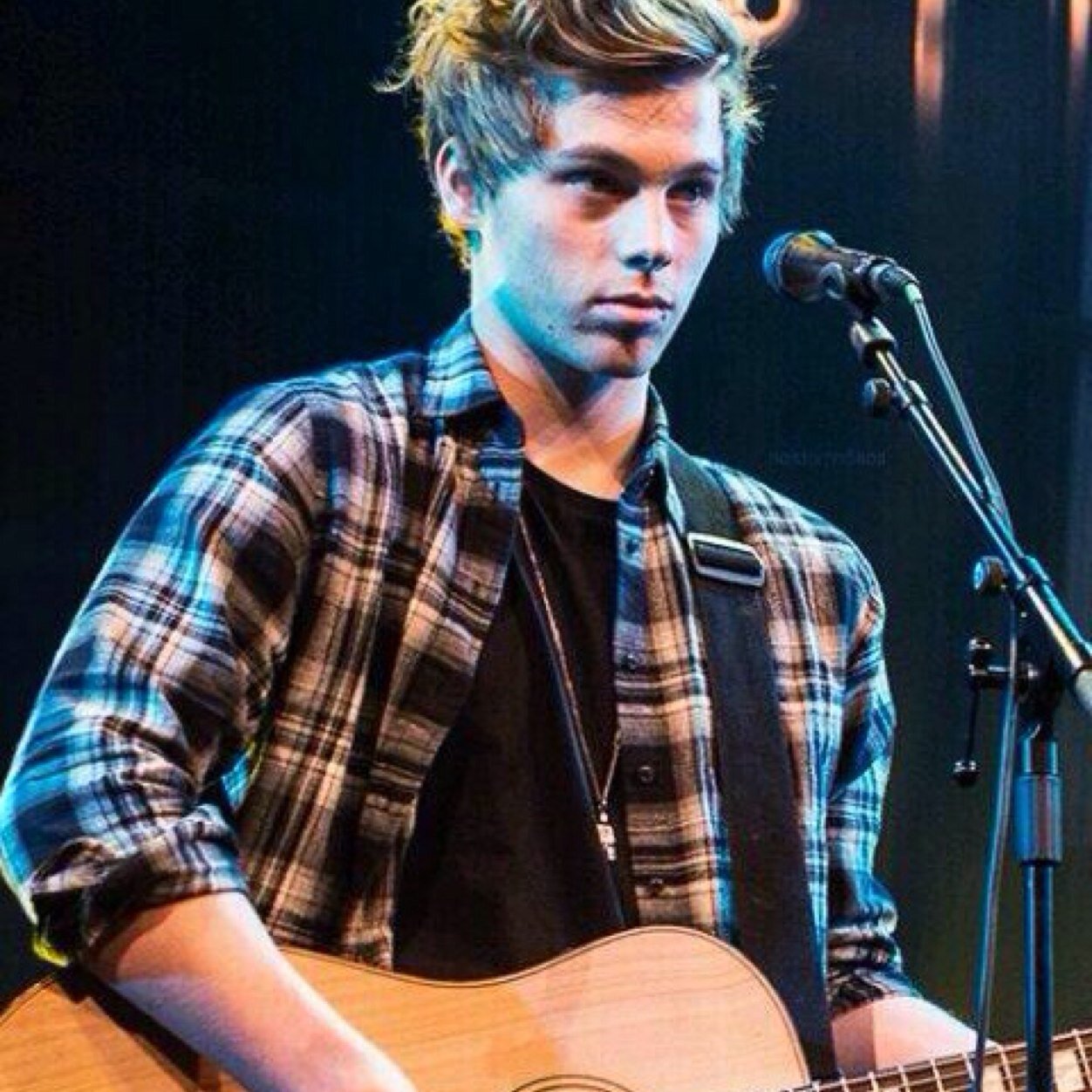 Free follow from @5secsofpecks bc ily xx p.s. I follow back :)