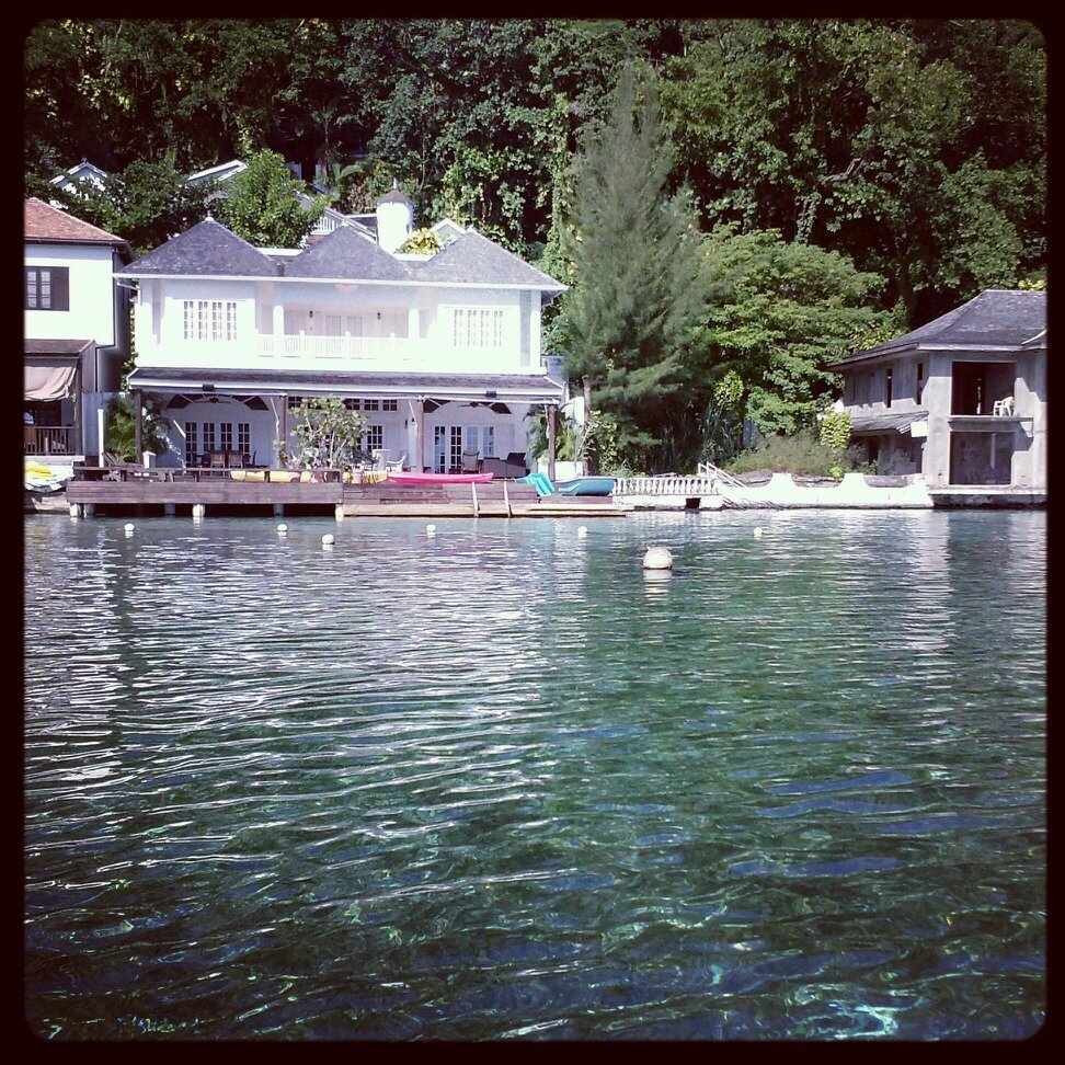tour the island of jamaica in stile.see the real jamaica,enjoy white sand beaches,reggae music and more.