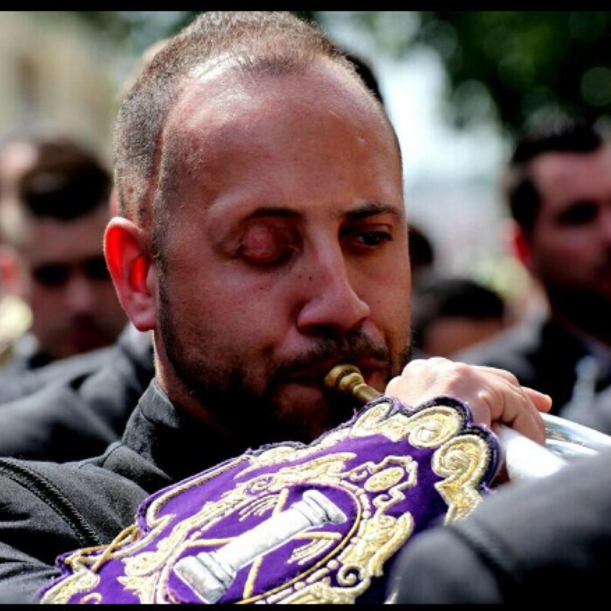 De sevillanas maneras, Cigarrero por la gracia de Dios y feliz con lo que me rodea.