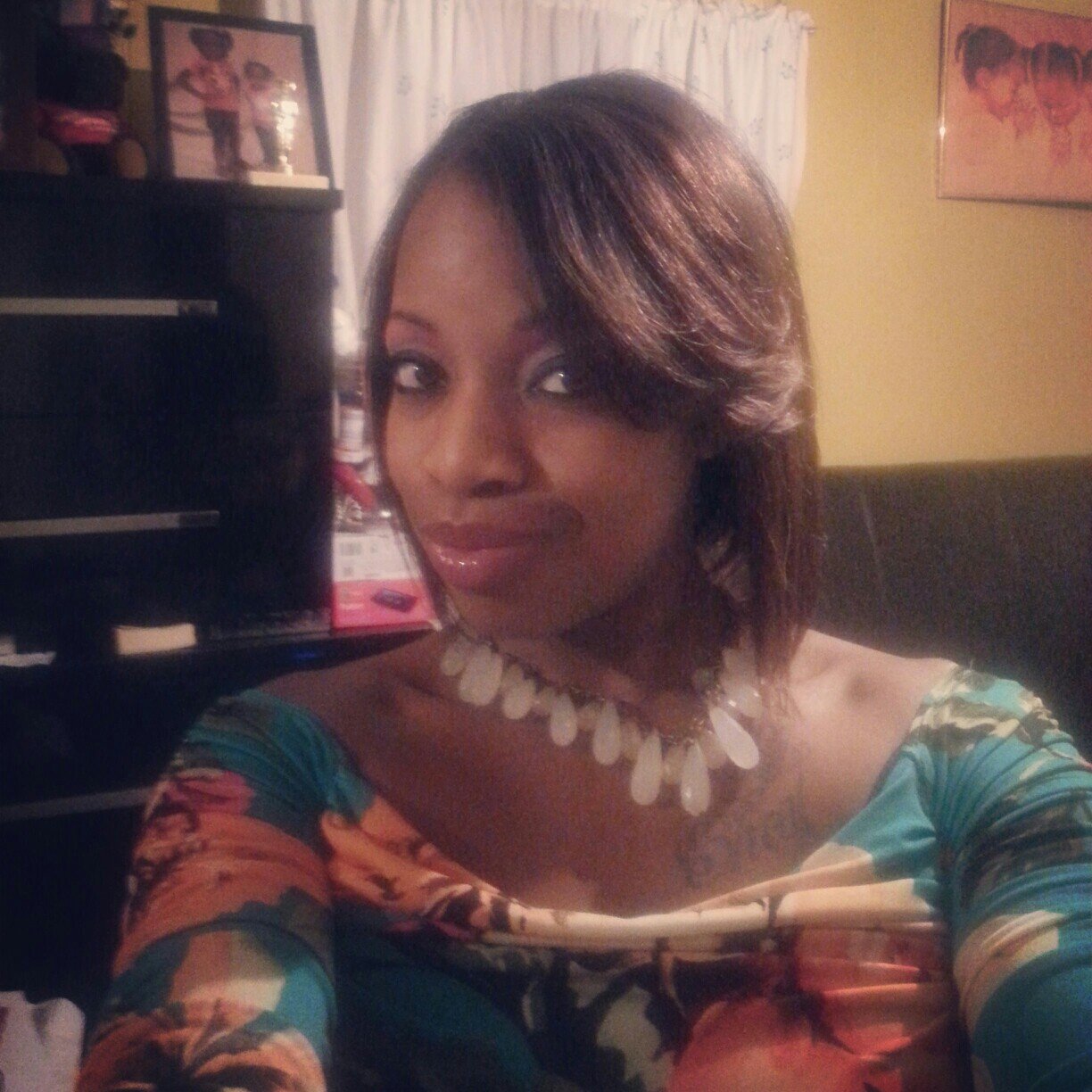 Ms.Toomer living my life staying positive and focused my girls are my world. ..Londyn...Paris...Raines. ..