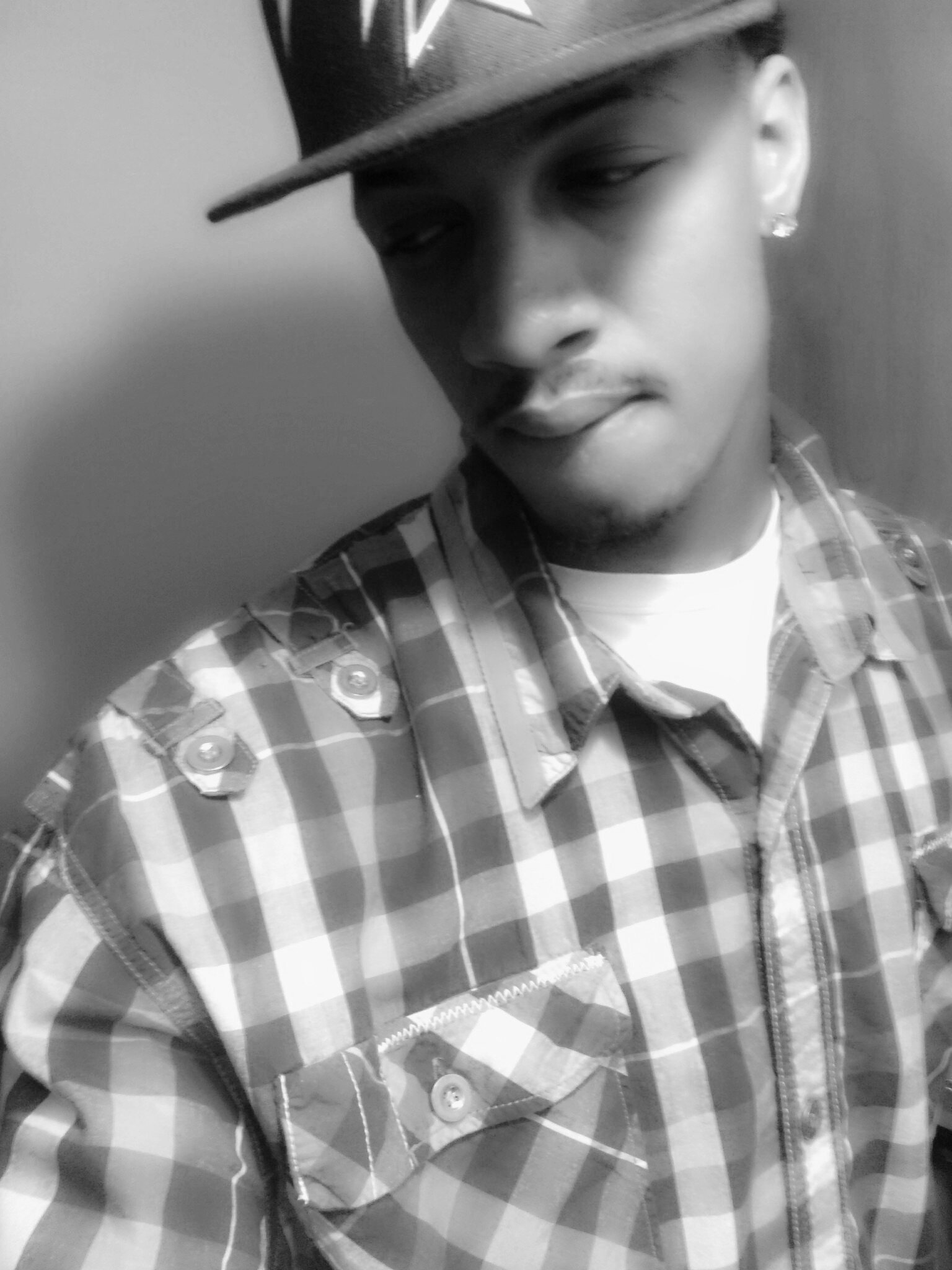 j.taylor *Born2Ball* basketball is mii life. follow me on insta: slimdunkin_1992#singlelife. achieving mii goals as i go
