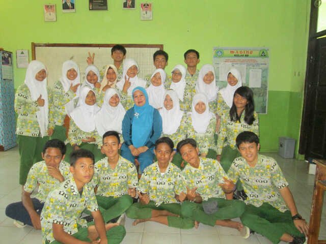 Didunia kami ini terdapat manusia yg cantik-yg sok cantik, yg pinter-yg sok pinter, yg ganteng-yg sok ganteng, dan yg gokil smpe yg dekil♥ cek aja di tweets!☺