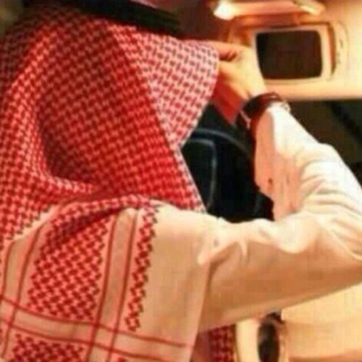 faaisl12's profile picture. الأمل لا يأتي من فراغ لا يولد من العدم هناك قيمة إيمانية عميقة هي (التوكل على الله) إزرعها فيك ثم ارسم الأمل أن شئت•