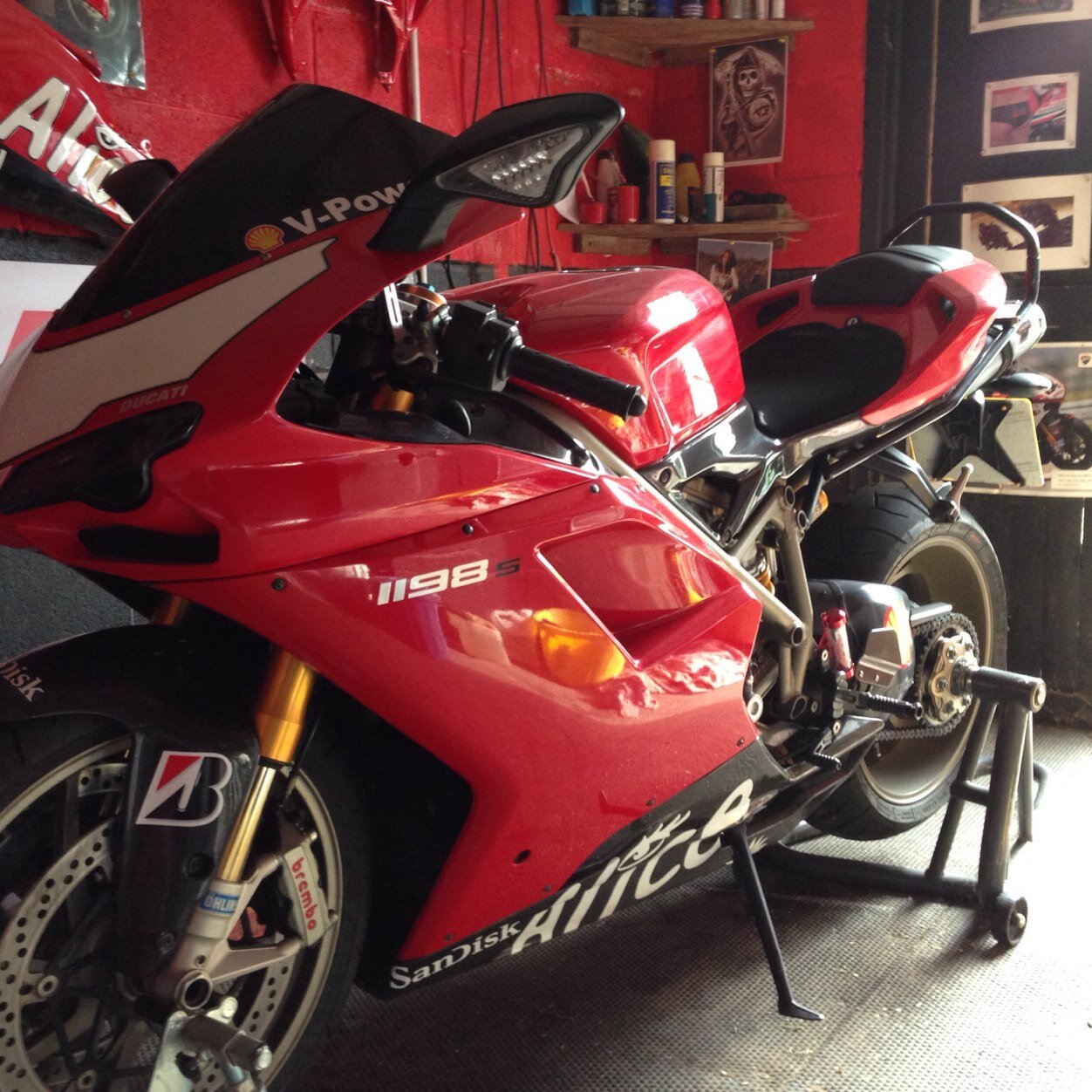 ducatista, big fan of all bike racing , man u fan , into health & fitness .