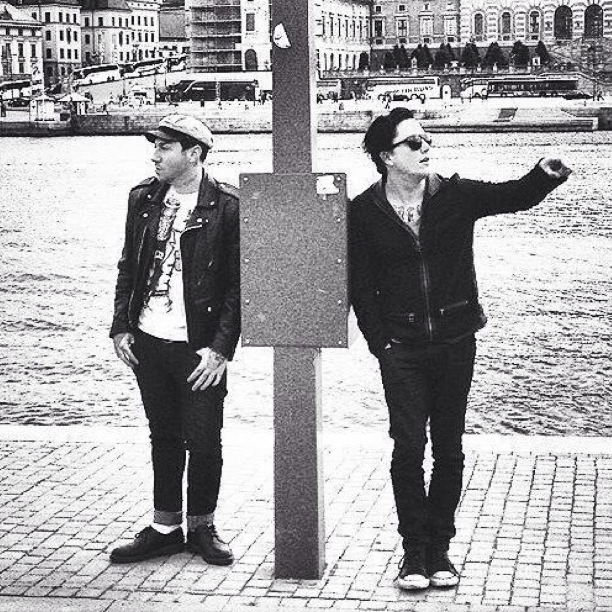 What is the number phone synyster gates