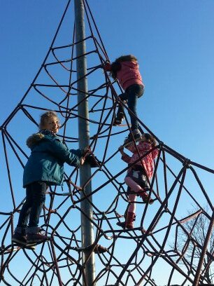 Mum of 3, teacher, crafter and cake baker, now ' branching ' out into Forest School and loving it!