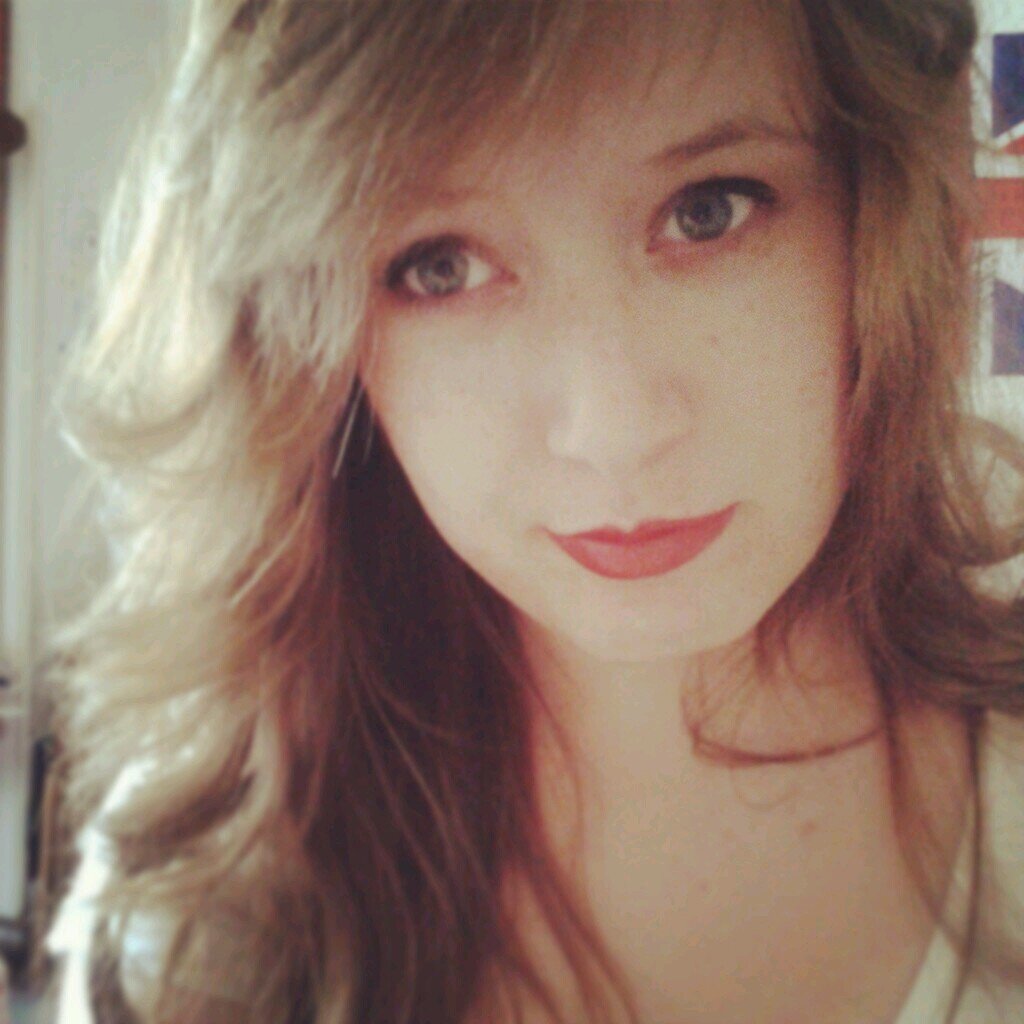 Julia.Little Singer from Spain.Hot Chelle Rae is not a band, is my smile.Chase the dream, Be Forever Unstoppable. A dream? Sing a song with @RyanKeithFollese.