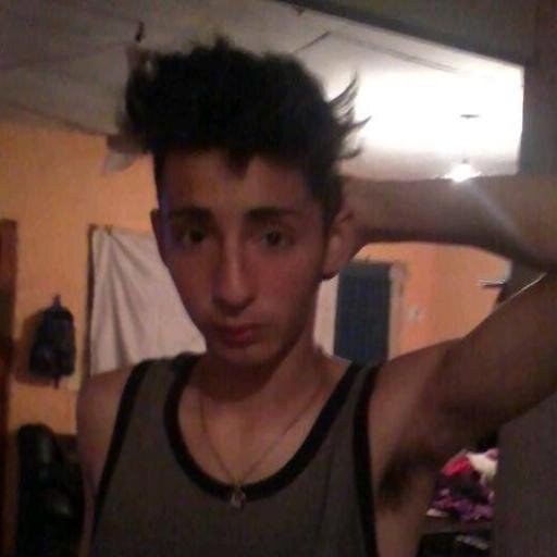 Me encanta Escuchar y Cantar One Direction mientras me baño y me gusta mucho Dar besos Bajo la lluvia..aaah y amo mucho a mi noviaa :')
