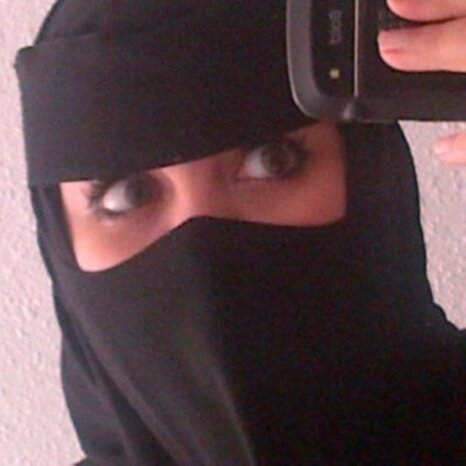 [ ركن هآدئ .. لـ انثى تحي بـ دآخل قني عطرٍ فآخر