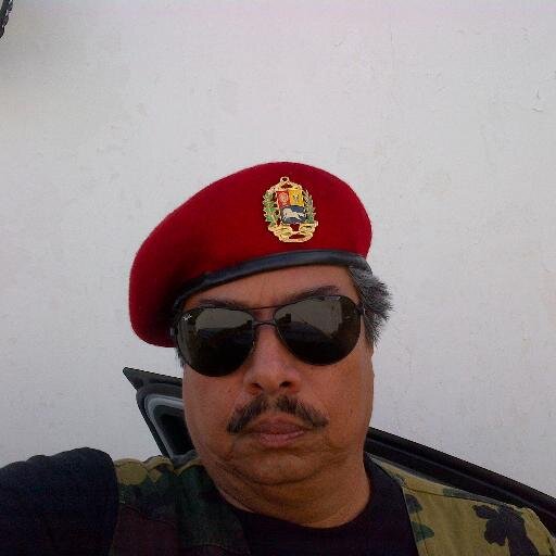 Revolucionario militante TUPAMARO radicalmente Chavista, y no soy CHÁVEZ pero me la echo...