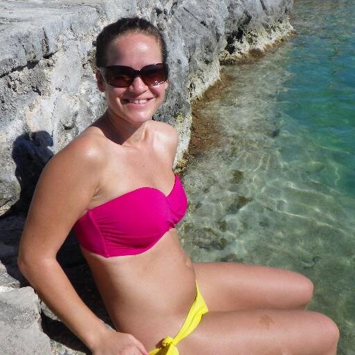 I am a Health Coach who helps women lose weight to look and feel great!