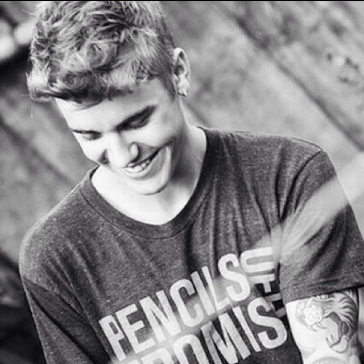 Justin is my sunshine☀️. He smiles I smile.❤️Live While We're Young. I'm out.