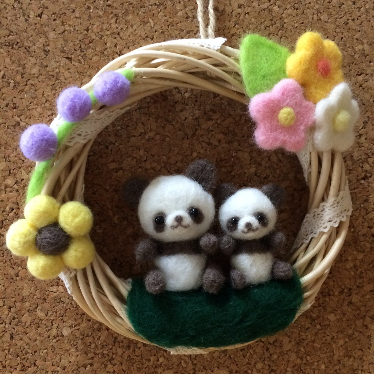 羊毛フェルトで動物や花など作っています。不器用ですがチクチク楽しんでます。 花やかわいいものが好きです。いつか羊毛ポメちゃんを作りたいです。