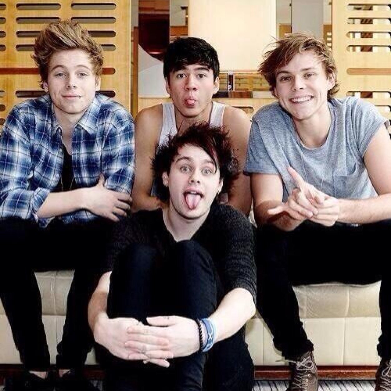 THIS IS A FREE FOLLOW :) PLEASE FOLLOW @Zipperdown5sos NOT THIS ONE. JUST ASK FOR A FOLLOW BC ILY ✌✌✌✌