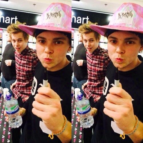 free follow from @cliffordslice . love yooou x I'LL FOLLOW YOU BACK ON MY MAIN