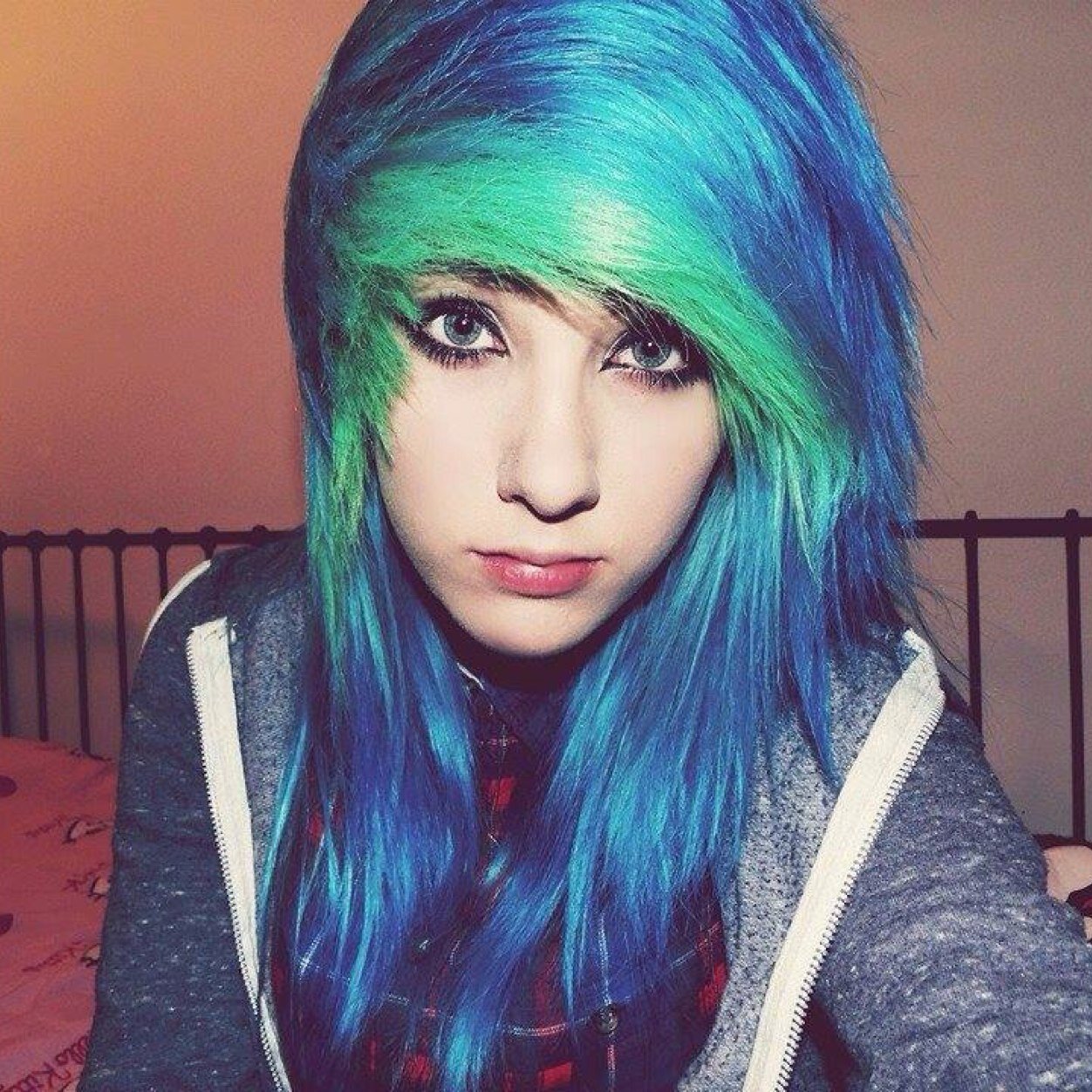 •bisexual fangirl obsessed with bands like sws,bvb,botdf,ptv,miw,aa,fir,atl,metalica,megadeth:) also obsessed with spongebob