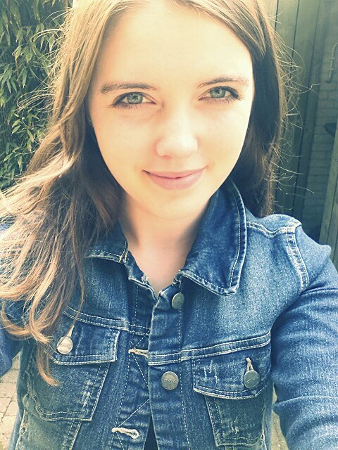 16 year old girl from the netherlands, loves her friends, singing,  dancing and playing sports♡