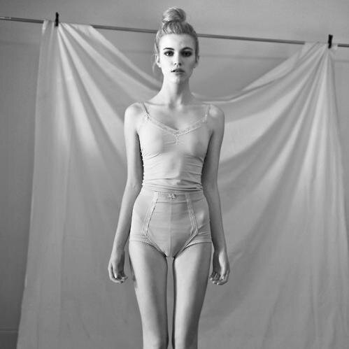Fotos de chicas con el cuerpo que soñamos . 
-Obsesionada con los desordenes alimenticios .
