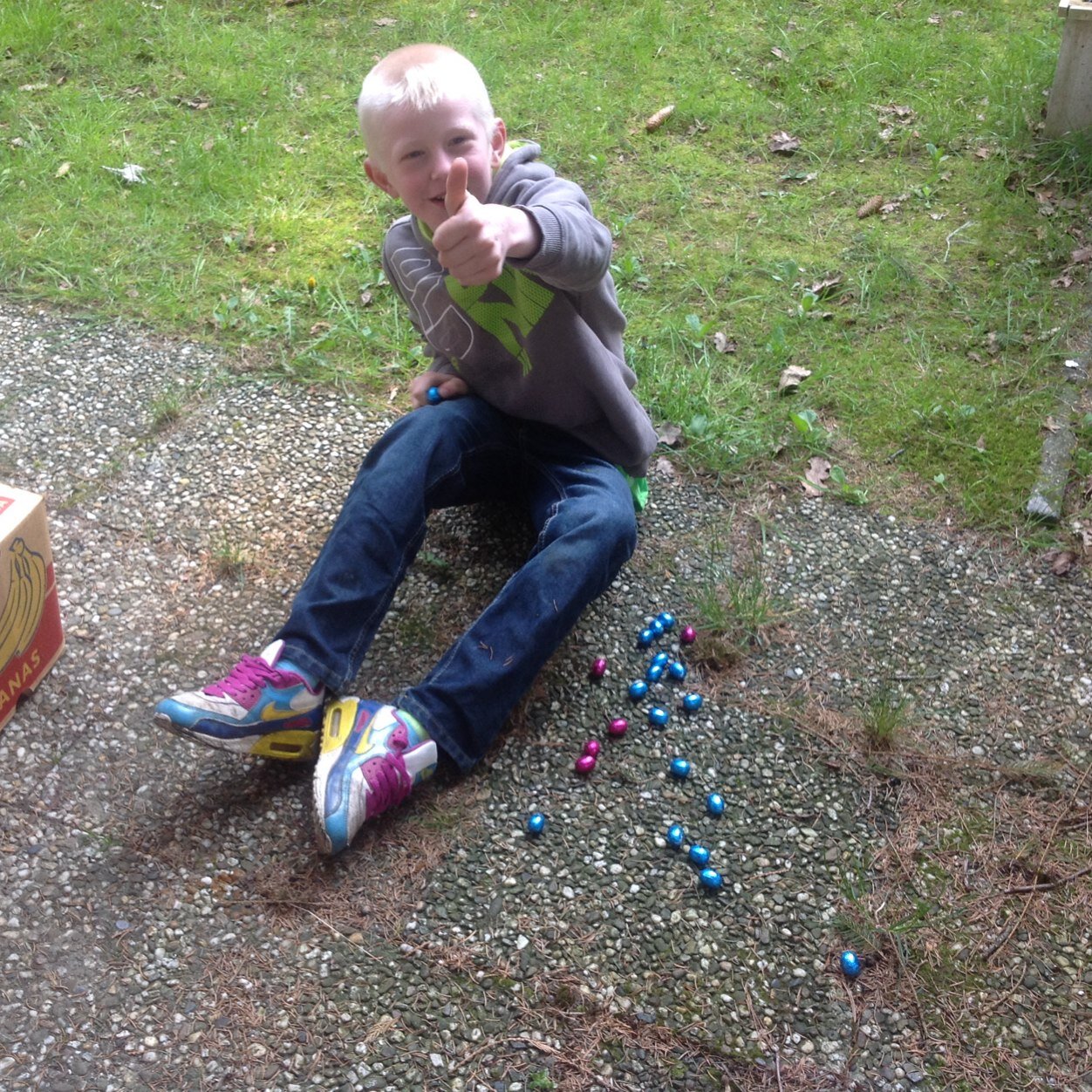 2 kids mathijs en thomas en ben erg gelukkig