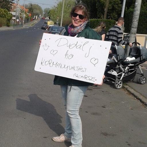 Néz mint Rozi a moziban,politizál,beszél,gondolkozik,van.Szeret,cseveg,mosolyog.