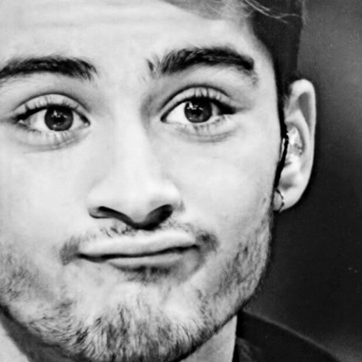 Zayn Malik looks amazing with his tattoos and piercings. Punk Zerrie is perfect. I'm kind of obsessed with piercings and tattoos x