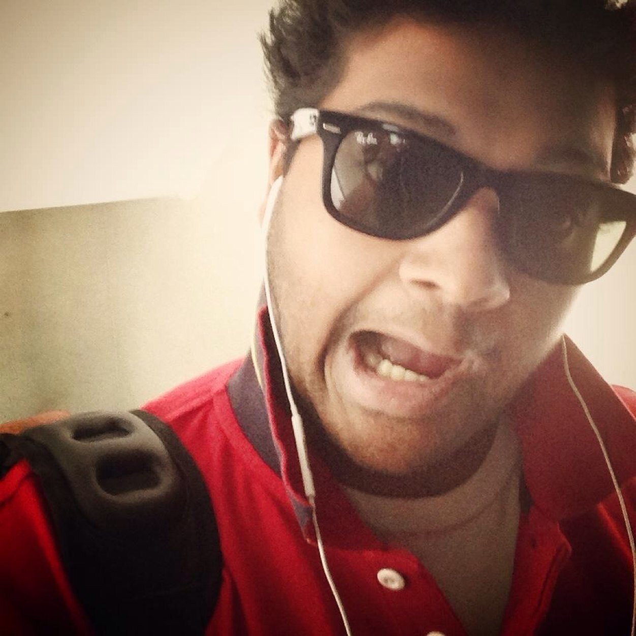 Im total crazy about technology, movies, sports, comics and a whole bunch of other things. Technology + creativity = awesome