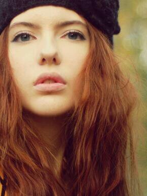 16. 6° Curso. Hija de Ron Weasley y Hermione Granger. Gryffindor. Inteligente como mama y asustadiza como papa.