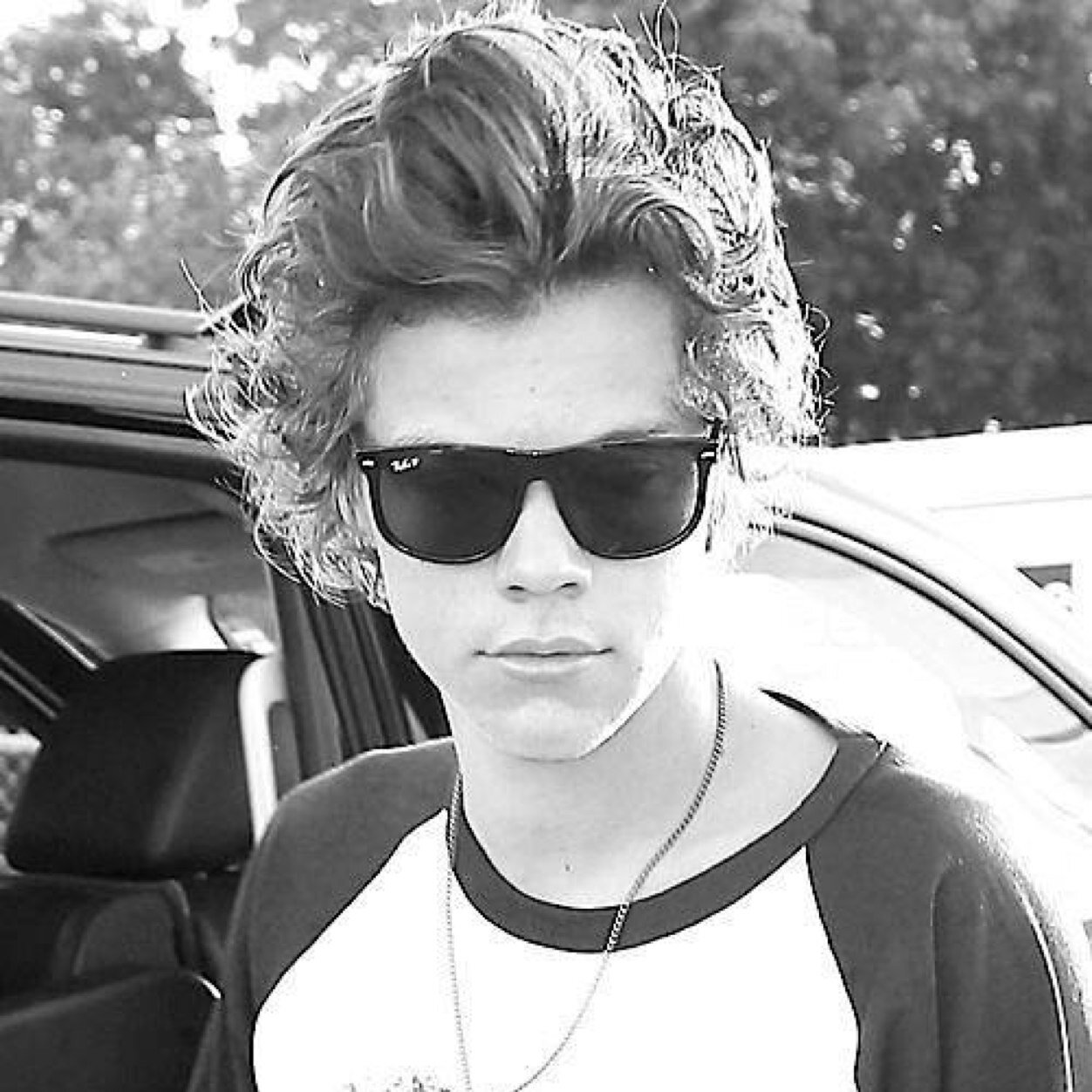 I'm a Directioner. My favourite is Harry Styles. Directioners follow me and ı will follow back.