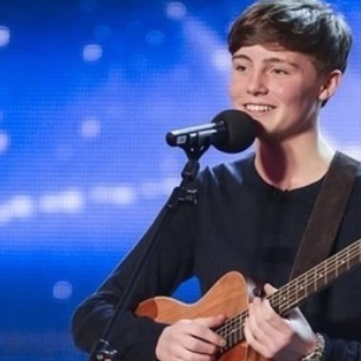 i love james smith his voice is beautiful and so is he | smithie part of the jamily
