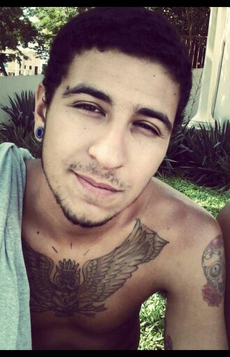 20 anos, virginiano, moro com minha mãe e irmãos, bipolar, apaixonado, orgulhoso, ciumento, brincalhão, tímido, sem nenhum futuro promissor, e feliz.