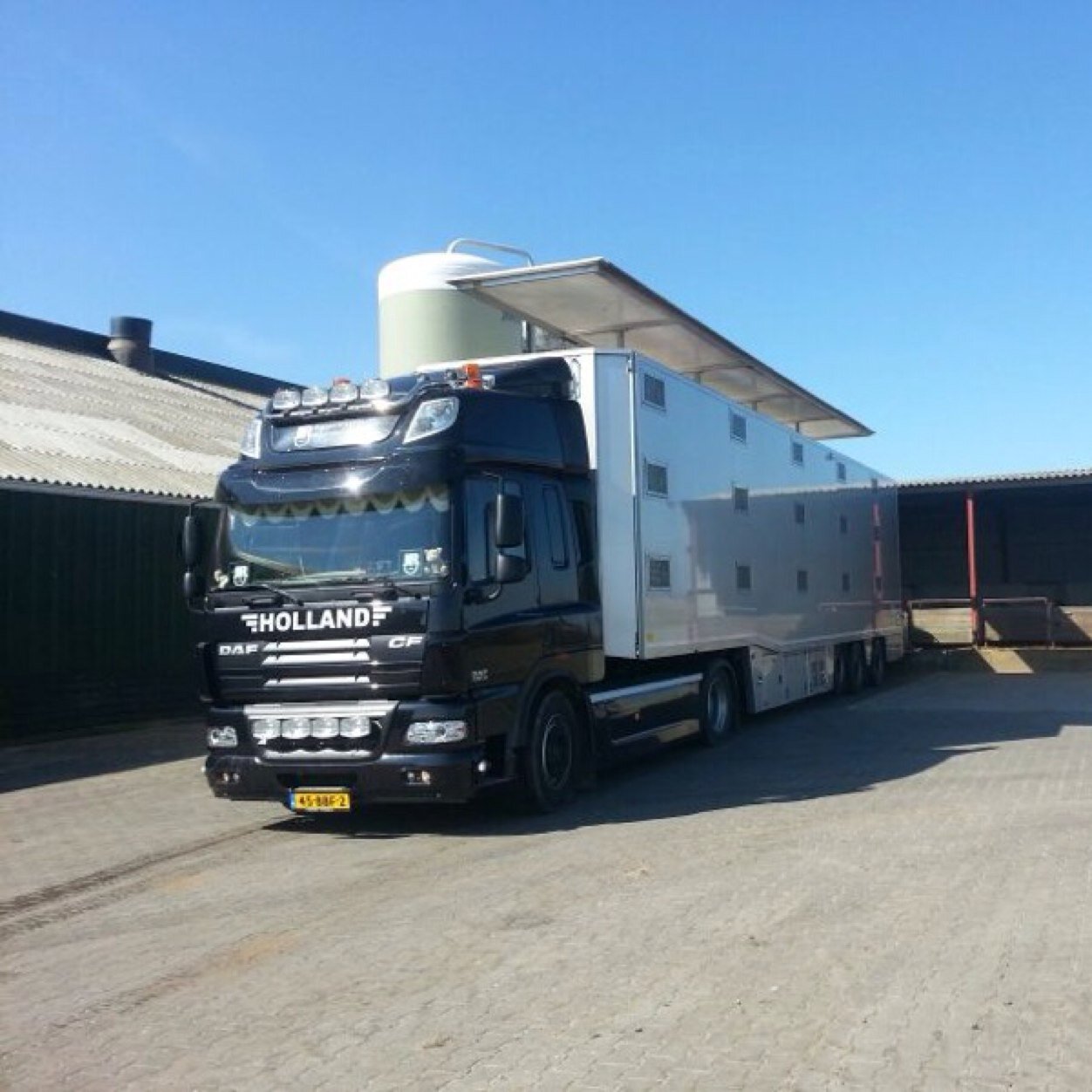 JRbiggentransport gevestigd in Maarsbergen voor het transport met geconditioneerde wagens voor varkens en biggen.