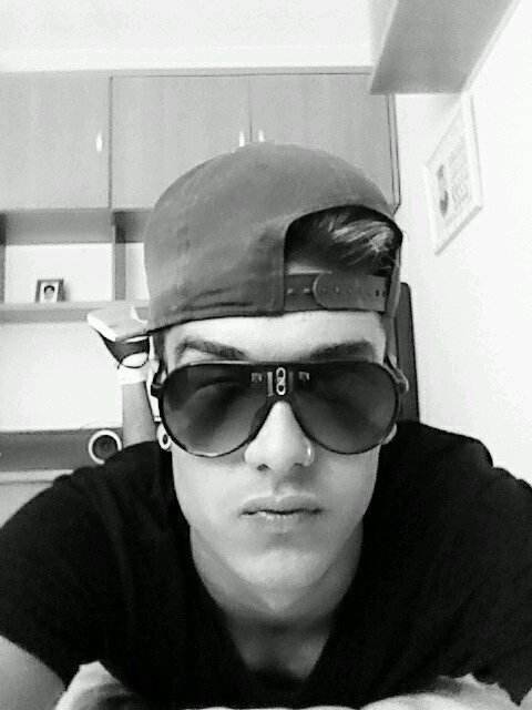 Josuee_RG4L's profile picture. Todos crecimos bajo un mismo mundo, bajo las mismas reglas, bajo las mismas limitaciones, con la diferencia que cada cual corre con suerte propia..