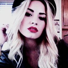 HI GUYS FOLLOW @biebergrandensn SHE IS SO CUTE AND PERFECT AND SHE FOLLOW BACK SO GO LOVE U