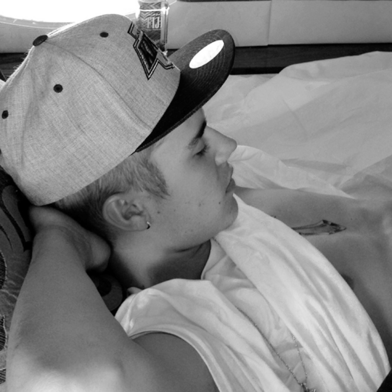 damiengmz's profile picture. be yourself, there's no one better.